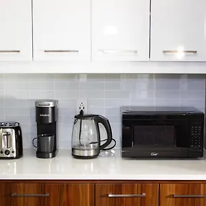 Shiny Spacious With Perfect View In Crescent , Montréal Canada